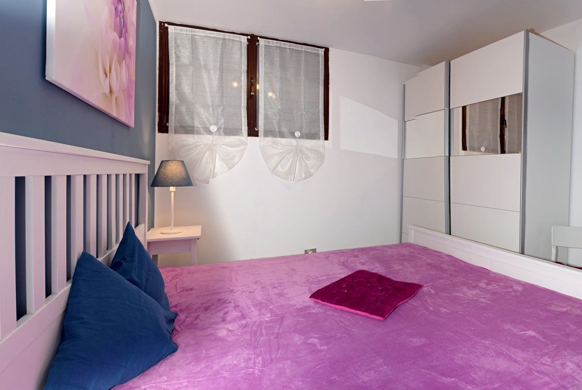 Schlafzimmer mit großem Kleiderschrank