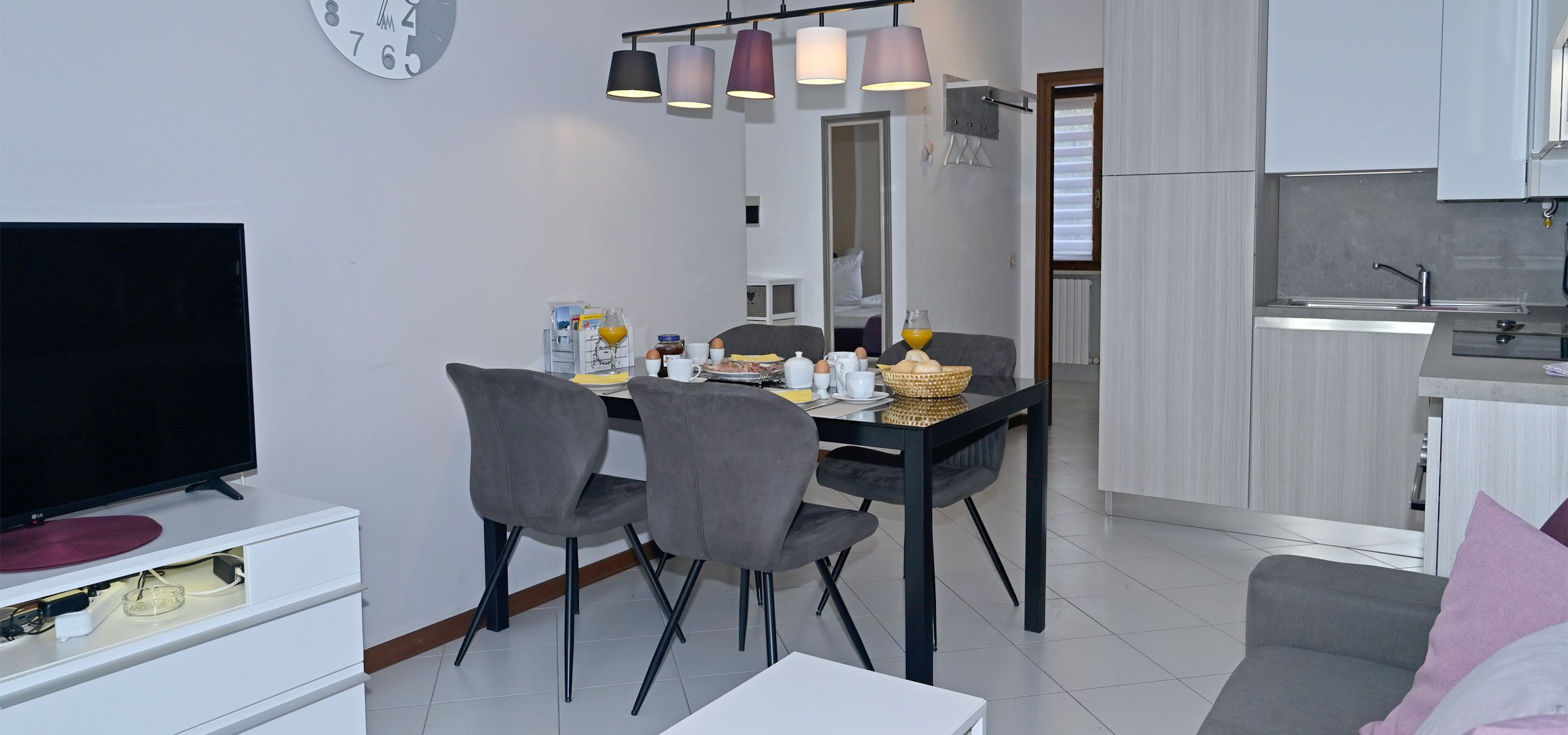 Wohnzimmer mit Essgruppe