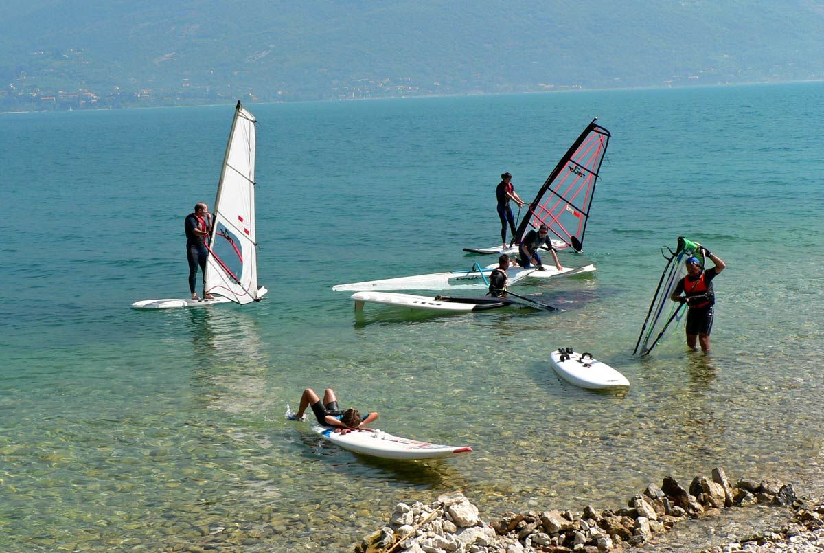 Segelboote und Windsurfen am Gardasee