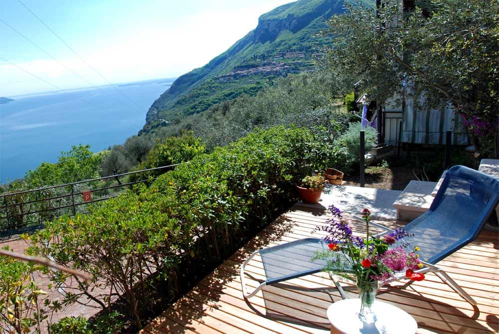 Terrasse mit Liegestühlen und wunderschönen Blick